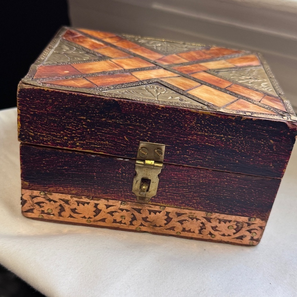 ⚡️Vintage Victorian Style Wooden Jewelry Box with Intricate Design ⚡️